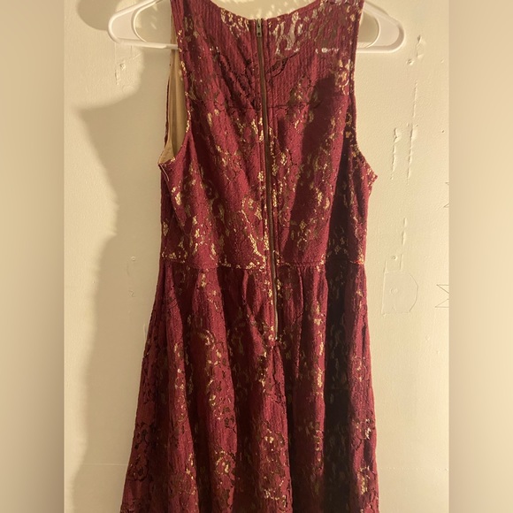 beautiful dress great for formal or fancy events - Picture 3 of 3